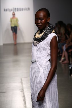 Katya Leonovich 'in 2015 Yaz defilesi için podyumda manken yürüyüşü