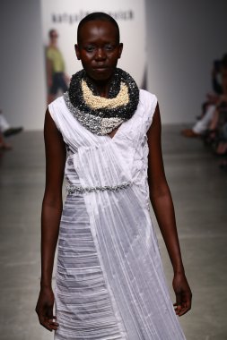 Katya Leonovich 'in 2015 Yaz defilesi için podyumda manken yürüyüşü