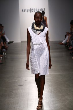 Katya Leonovich 'in 2015 Yaz defilesi için podyumda manken yürüyüşü