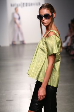 Katya Leonovich 'in 2015 Yaz defilesi için podyumda manken yürüyüşü