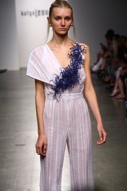 Katya Leonovich 'in 2015 Yaz defilesi için podyumda manken yürüyüşü