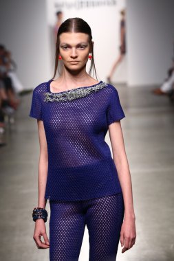 Katya Leonovich 'in 2015 Yaz defilesi için podyumda manken yürüyüşü