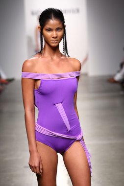 Katya Leonovich 'in 2015 Yaz defilesi için podyumda manken yürüyüşü