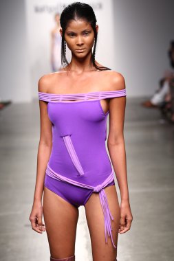 Katya Leonovich 'in 2015 Yaz defilesi için podyumda manken yürüyüşü