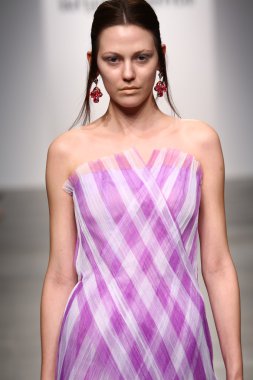 Katya Leonovich 'in 2015 Yaz defilesi için podyumda manken yürüyüşü