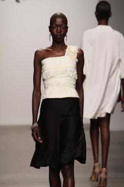 Katya Leonovich 'in 2015 Yaz defilesi için podyumda manken yürüyüşü