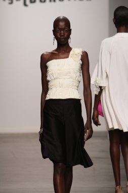 Katya Leonovich 'in 2015 Yaz defilesi için podyumda manken yürüyüşü