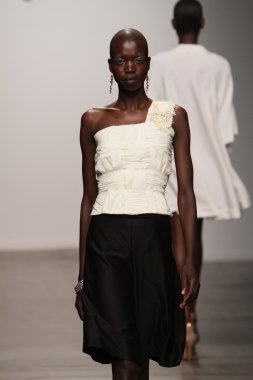 Katya Leonovich 'in 2015 Yaz defilesi için podyumda manken yürüyüşü