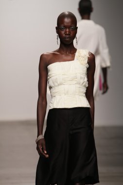 Katya Leonovich 'in 2015 Yaz defilesi için podyumda manken yürüyüşü