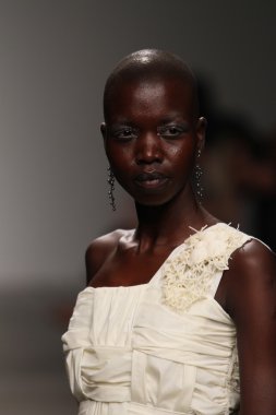 Katya Leonovich 'in 2015 Yaz defilesi için podyumda manken yürüyüşü