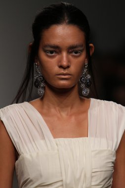 Katya Leonovich 'in 2015 Yaz defilesi için podyumda manken yürüyüşü