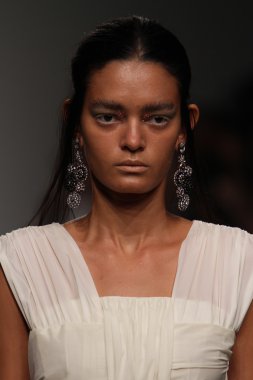 Katya Leonovich 'in 2015 Yaz defilesi için podyumda manken yürüyüşü