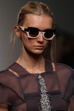 Katya Leonovich 'in 2015 Yaz defilesi için podyumda manken yürüyüşü