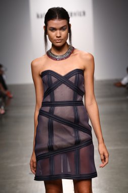 Katya Leonovich 'in 2015 Yaz defilesi için podyumda manken yürüyüşü