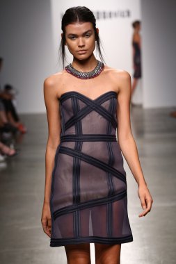 Katya Leonovich 'in 2015 Yaz defilesi için podyumda manken yürüyüşü