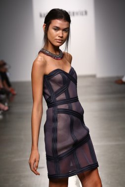 Katya Leonovich 'in 2015 Yaz defilesi için podyumda manken yürüyüşü