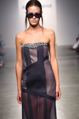 Katya Leonovich 'in 2015 Yaz defilesi için podyumda manken yürüyüşü