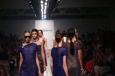 modelleri pistin final katya leonovich ilkbahar-yaz 2015 tanıtımı için walk