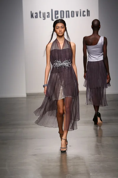 Model walks runway for Katya Leonovich Spring Summer 2015 fashion show — Stock Photo, Image
