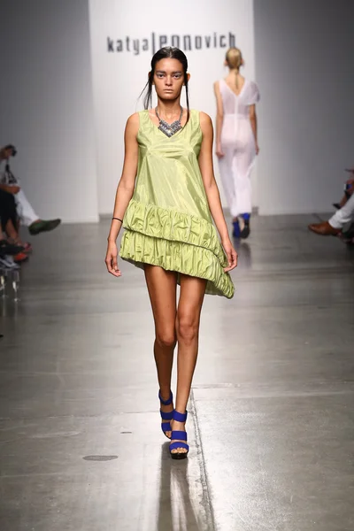 Model walks runway for Katya Leonovich Spring Summer 2015 fashion show — Stock Photo, Image