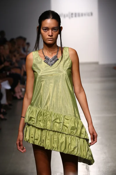 Model walks runway for Katya Leonovich Spring Summer 2015 fashion show — Stock Photo, Image