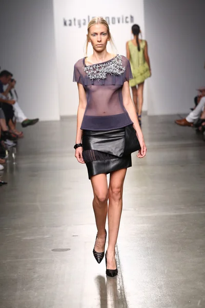 Katta yoshli yalangoch qiz bilan jinsiy aloqa