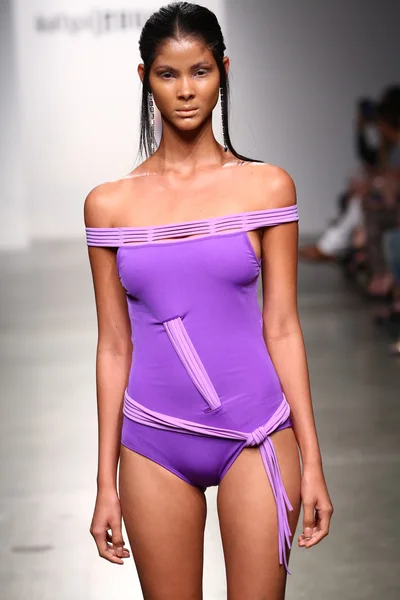 Modelo caminha pista para Katya Leonovich Primavera Verão 2015 desfile de moda — Fotografia de Stock