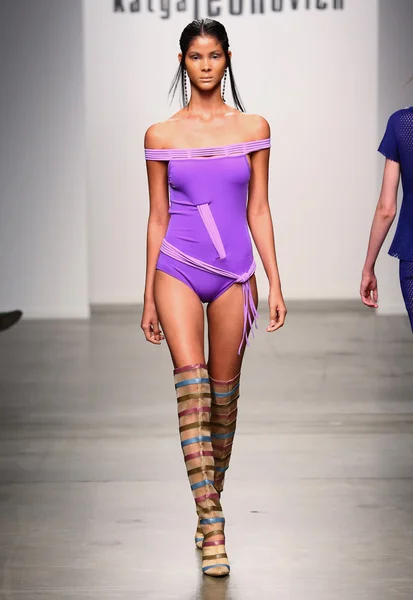 Modèle marche piste pour Katya Leonovich Printemps Été 2015 défilé de mode — Photo