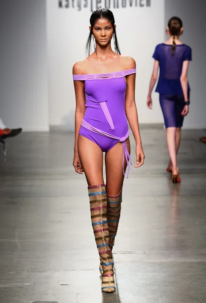 Model läuft Laufsteg für Katya Leonovich Frühjahr Sommer 2015 Modenschau — Stockfoto