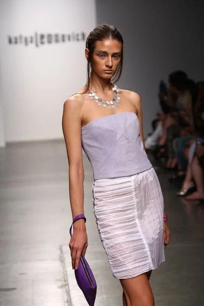 Model läuft Laufsteg für Katya Leonovich Frühjahr Sommer 2015 Modenschau — Stockfoto