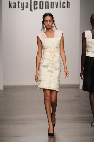 Model walks runway for Katya Leonovich Spring Summer 2015 fashion show — Stock Photo, Image