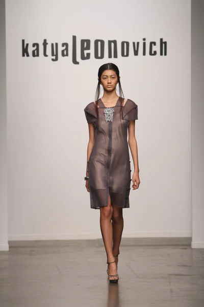 Modèle marche piste pour Katya Leonovich Printemps Été 2015 défilé de mode — Photo