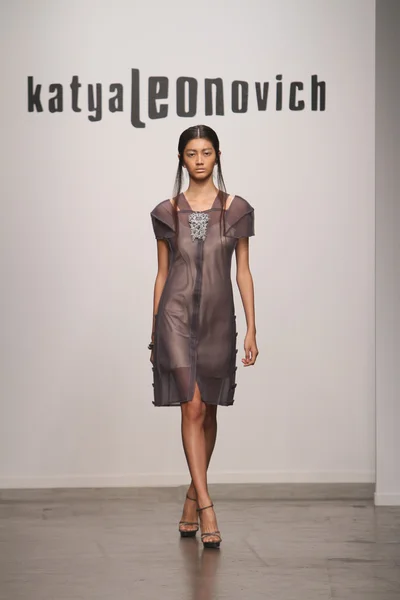 Modèle marche piste pour Katya Leonovich Printemps Été 2015 défilé de mode — Photo