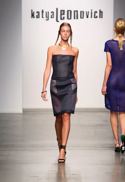 Model walks runway for Katya Leonovich Spring Summer 2015 fashion show — Stock Photo, Image