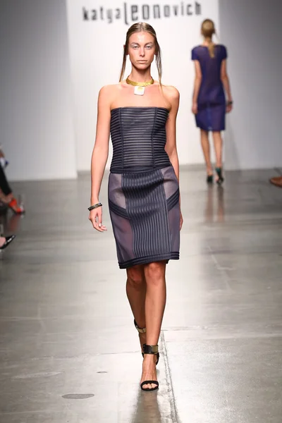 Model walks runway for Katya Leonovich Spring Summer 2015 fashion show — Stock Photo, Image