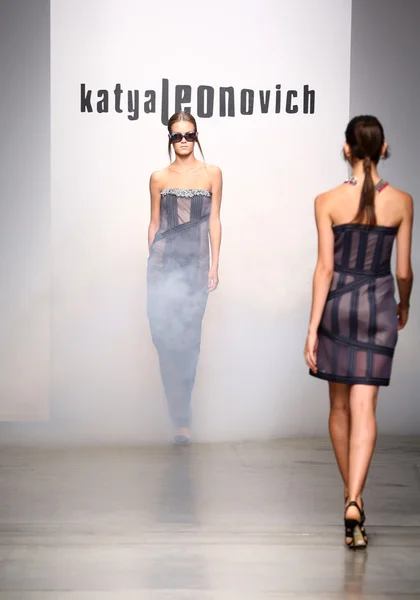 Modelwandelingen start-en landingsbaan voor Katya Leonovich voorjaar zomer 2015 modeshow — Stockfoto