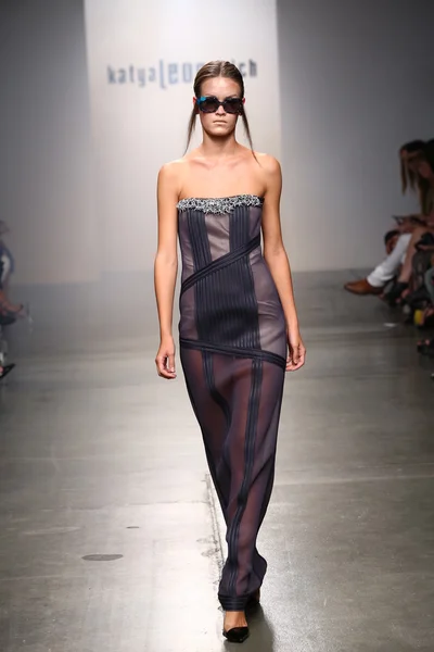 Santa Klaus va Qorqizning jinsiy aloqa qilishini tomosha qiling