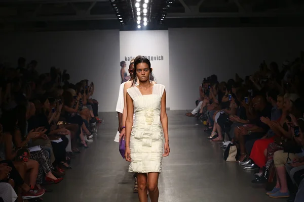 Models walk runway finale for Katya Leonovich Spring-Summer 2015 presentation — Stock Photo, Image