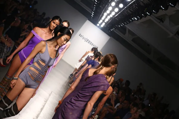 Models walk runway finale for Katya Leonovich Spring-Summer 2015 presentation — Stock Photo, Image