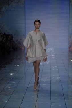 model yürür yalan pist bong 2015 ilkbahar-yaz koleksiyonu seslendirdi.