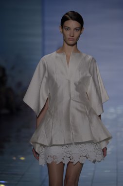 model yürür yalan pist bong 2015 ilkbahar-yaz koleksiyonu seslendirdi.