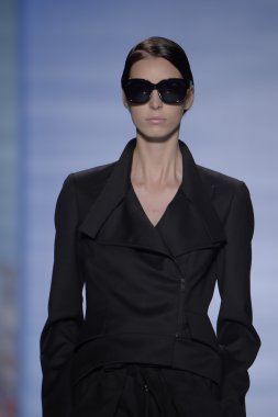 model yürür yalan pist bong 2015 ilkbahar-yaz koleksiyonu seslendirdi.