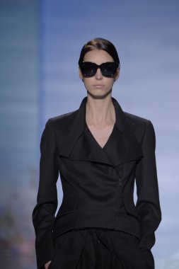 model yürür yalan pist bong 2015 ilkbahar-yaz koleksiyonu seslendirdi.