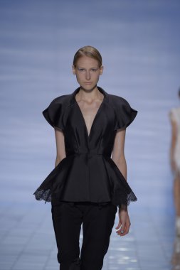 model yürür yalan pist bong 2015 ilkbahar-yaz koleksiyonu seslendirdi.