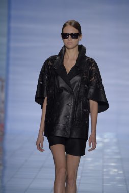 model yürür yalan pist bong 2015 ilkbahar-yaz koleksiyonu seslendirdi.