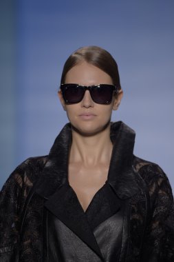 model yürür yalan pist bong 2015 ilkbahar-yaz koleksiyonu seslendirdi.