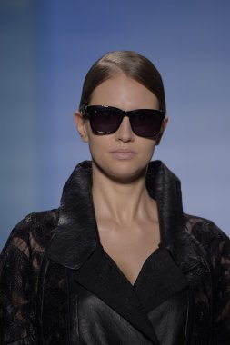 model yürür yalan pist bong 2015 ilkbahar-yaz koleksiyonu seslendirdi.