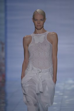 model yürür yalan pist bong 2015 ilkbahar-yaz koleksiyonu seslendirdi.