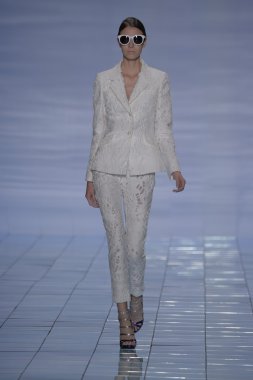 model yürür yalan pist bong 2015 ilkbahar-yaz koleksiyonu seslendirdi.