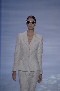 model yürür yalan pist bong 2015 ilkbahar-yaz koleksiyonu seslendirdi.